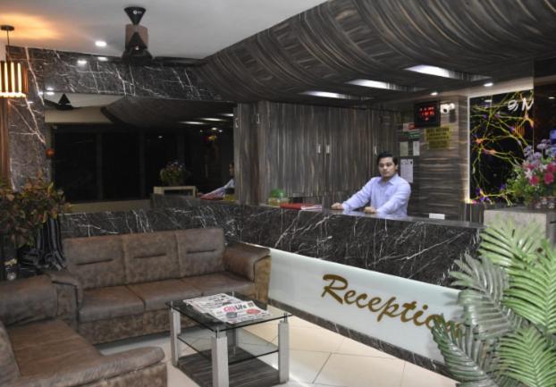 Midtown Hotel Ahmedabad Exterior foto