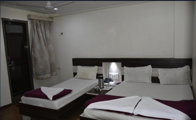 Midtown Hotel Ahmedabad Exterior foto